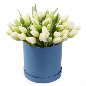 Цветы в круглой шляпной коробке Букет из белых тюльпанов в шляпной коробке "Ву-а-ля"